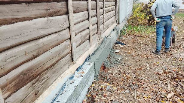 Замена нижних венцов и усиление фундамента дома