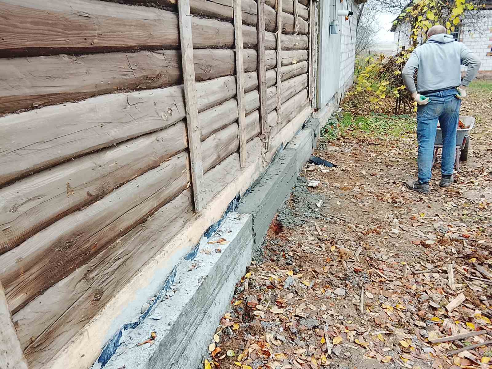 Замена нижних венцов и усиление фундамента дома